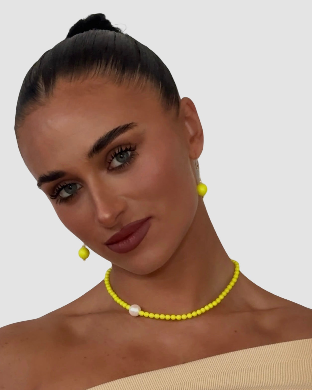 Gilda neon yellow pearl necklace