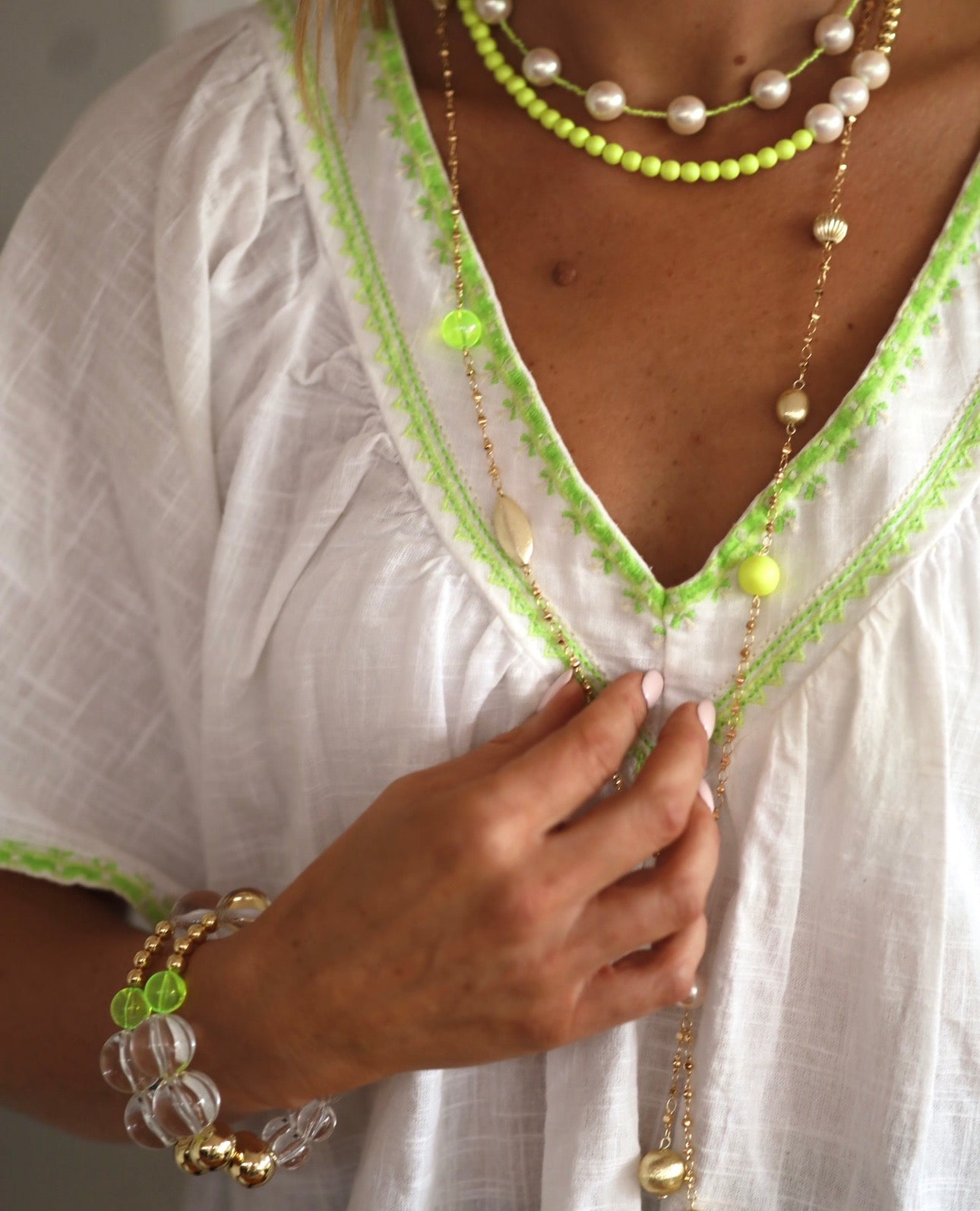 Bonnie bell softest neon lemon + white crystal pearl + gold necklace