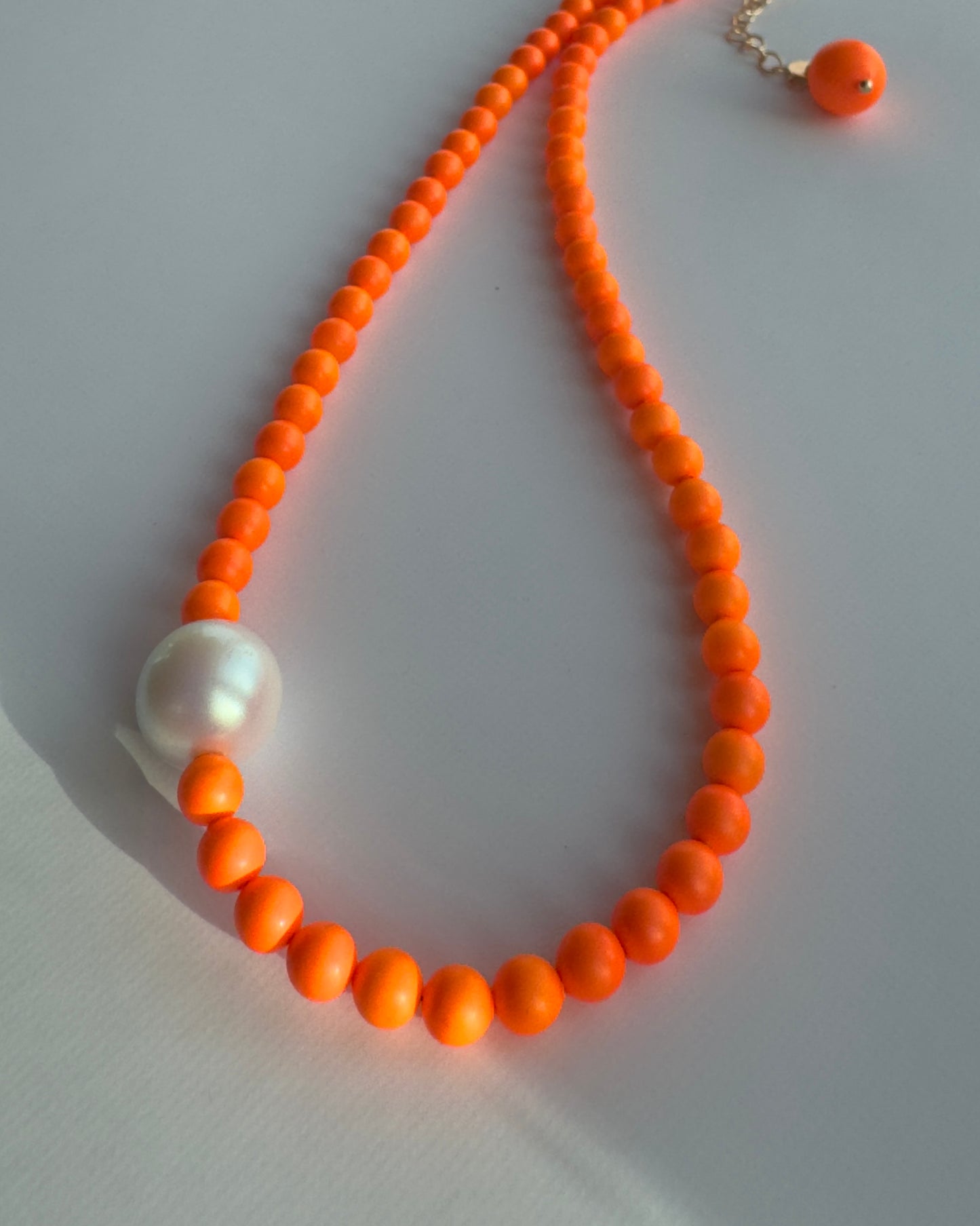 Gilda neon orange pearl necklace