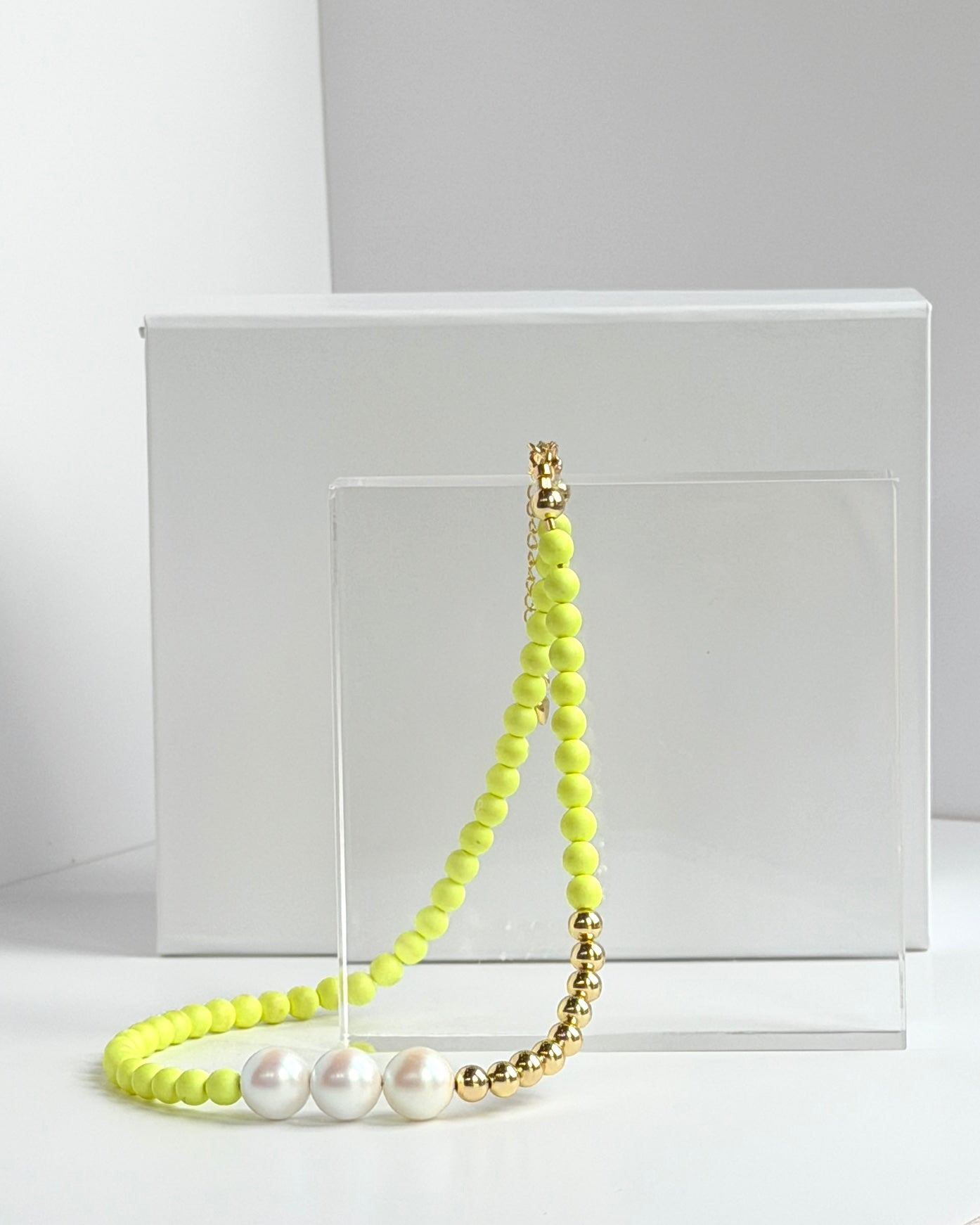 Bonnie bell softest neon lemon + white crystal pearl + gold necklace