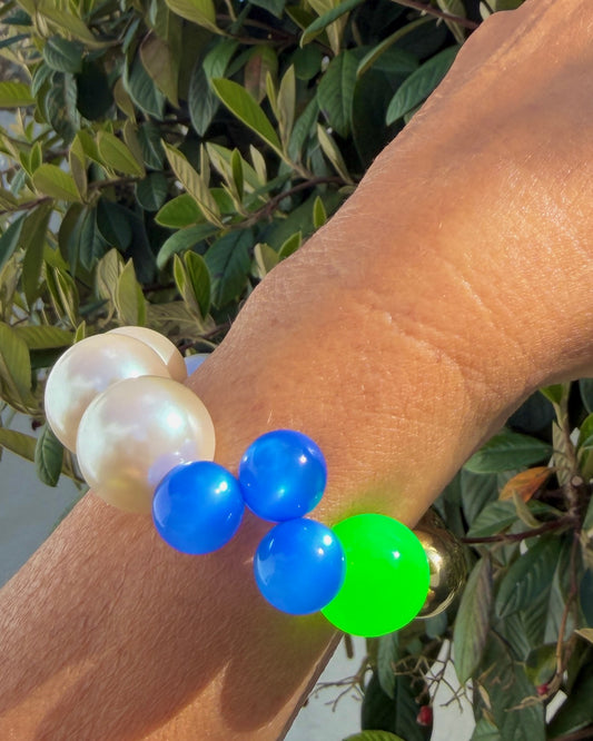 Zesty Bubbalicious vintage pearl, vintage lucite + gold beaded bracelet