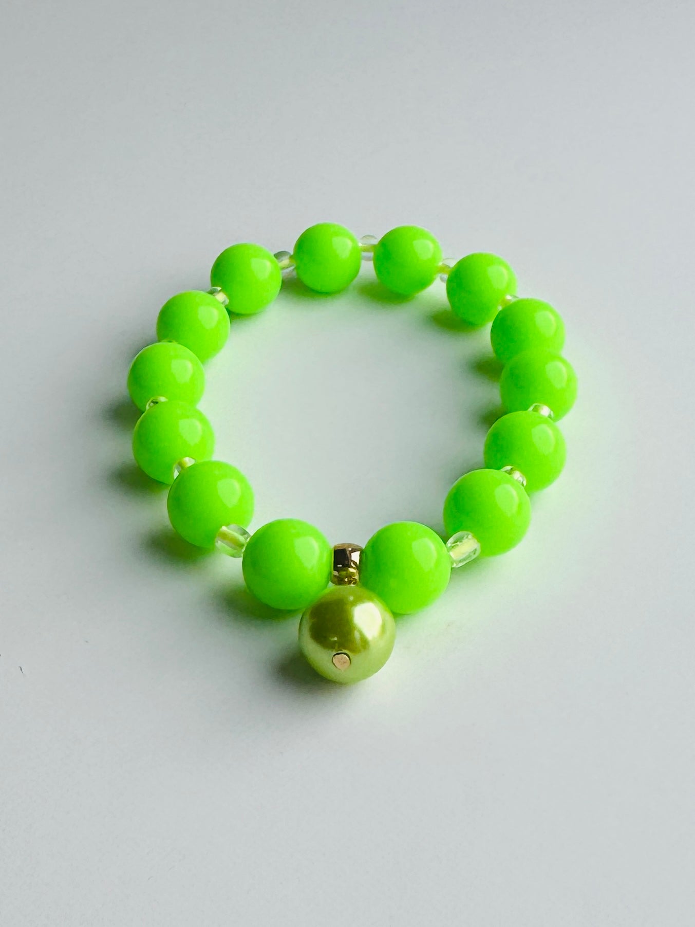 Beau neon green bracelet, Czech green drop pearl