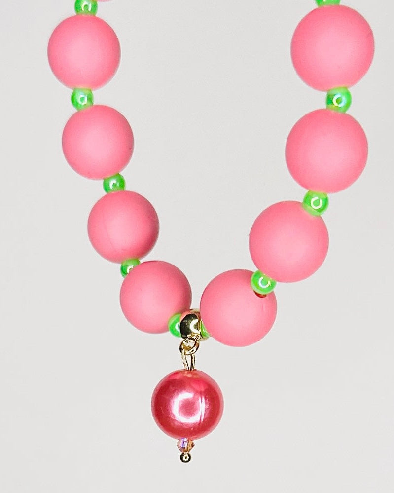 Beau bracelet in pink + neon green, coral pink pearl charm